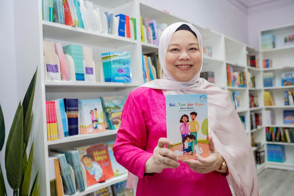 BUKU KANAK-KANAK: Buku ‘Bel, Tom dan Oyen’ tulisan Cik Maria Mahat mengajak kanak-kanak menyebut perkataan Melayu yang bermula dengan huruf ‘c’ serta mengenali corak seperti belang dan tompok. 