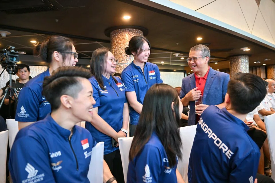 Menteri Kebudayaan, Masyarakat dan Belia, Encik Edwin Tong  (paling kanan) berinteraksi dengan para pemain boling Singapura dalam satu sesi mendekati pihak berkepentingan dalam ekosistem sukan berprestasi tinggi di Stadium Negara pada 21 Ogos.