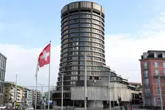 Jawatankuasa Basel mengenai Pengawal Selia Perbankan menyatakan bahawa lembaga pengarah bank harus mengawasi aturan pihak ketiga bagi perkhidmatan sumber luar. 