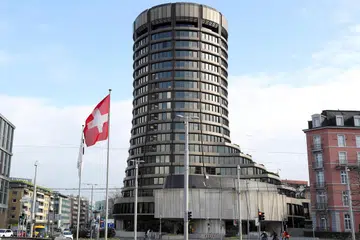 Jawatankuasa Basel mengenai Pengawal Selia Perbankan menyatakan bahawa lembaga pengarah bank harus mengawasi aturan pihak ketiga bagi perkhidmatan sumber luar. 