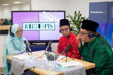 WADAH ALTERNATIF: Asatizah tempatan seperti Ustaz Tarmizi Abdul Wahid (tengah) menyumbang kandungan ke saluran SalamSG TV di YouTube. Gambar diambil pada Jun 2019 ketika beliau mengongsi pandangan agama sempena bulan Ramadan yang lalu bagi podcast Berita Harian #NOTapis. Bersamanya ialah hos podcast itu wartawan Shahida Sarhid (kiri) dan selebriti Suhaimi Yusof (kanan). - Foto fail