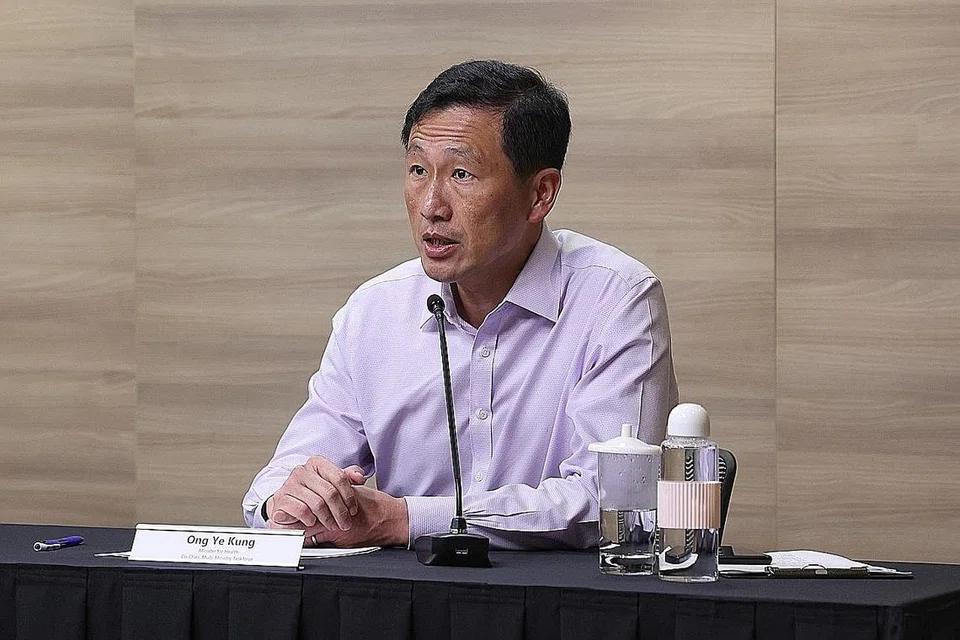 BUAT PERSIAPAN: Menteri Kesihatan Ong Ye Kung berkata langkah pengurusan selamat lebih ketat akan dilaksana untuk membendung penularan sekiranya keupayaan unit jagaan rapi (ICU) di negara ini tertekan akibat penularan kelompok KTV. - Foto MCI