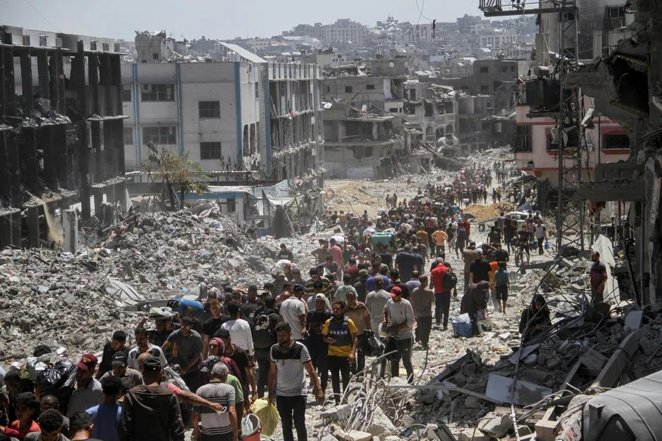 Penduduk Palestin memeriksa kerosakan selepas tentera Israel berundur dari sebahagian kem pelarian Jabalia, di utara Jaluran Gaza, pada 30 Mei sedang Hamas mengatakan ia bersedia menerima satu ‘perjanjian lengkap’, termasuk pertukaran tebusan dan tahanan, jika Israel menghentikan perang.