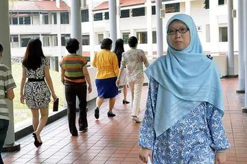 BUAHKAN HASIL: Kajian pasukan yang disertai Cik Saleha mengenai pesakit mental yang mengalami penyakit kronik seperti kencing manis dan kolesterol tinggi yang dapat membantu meningkatkan rawatan dan program bagi membantu pesakit pada masa depan meraih tempat ketiga dalam Pertandingan Saintifik Kongres Kesihatan dan Bioperubatan Singapura (SHBC). - Foto KHALID BABA.