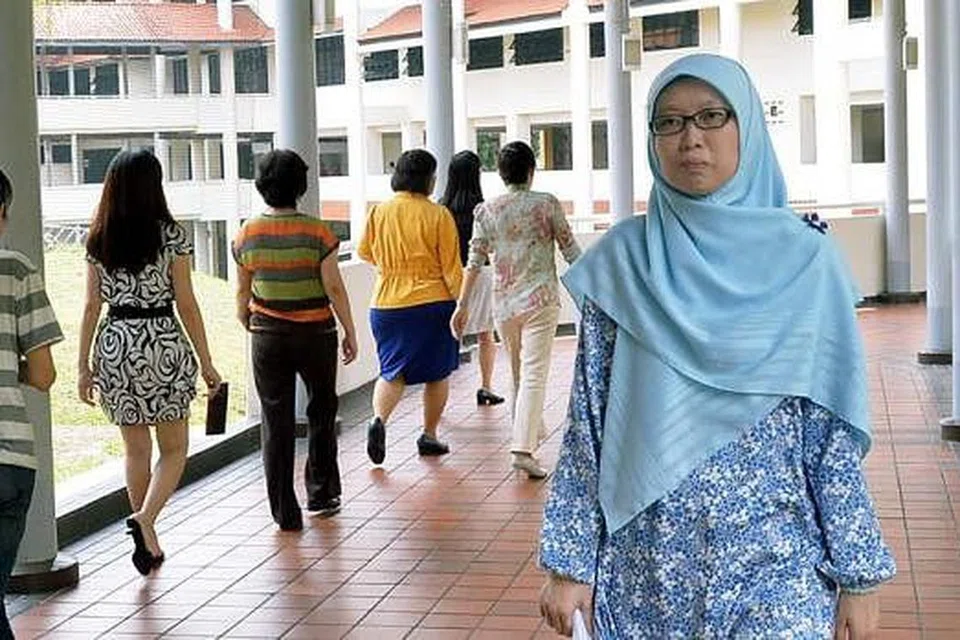 BUAHKAN HASIL: Kajian pasukan yang disertai Cik Saleha mengenai pesakit mental yang mengalami penyakit kronik seperti kencing manis dan kolesterol tinggi yang dapat membantu meningkatkan rawatan dan program bagi membantu pesakit pada masa depan meraih tempat ketiga dalam Pertandingan Saintifik Kongres Kesihatan dan Bioperubatan Singapura (SHBC). - Foto KHALID BABA.