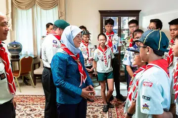 HARGAI PENGAKAP: Puan Halimah beramah mesra dengan beberapa pengakap sempena majlis pelancaran Minggu Pekerjaan Pengakap tahun ini. - Foto SSA