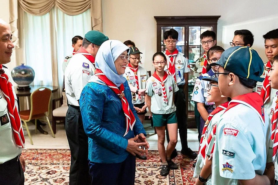 HARGAI PENGAKAP: Puan Halimah beramah mesra dengan beberapa pengakap sempena majlis pelancaran Minggu Pekerjaan Pengakap tahun ini. - Foto SSA