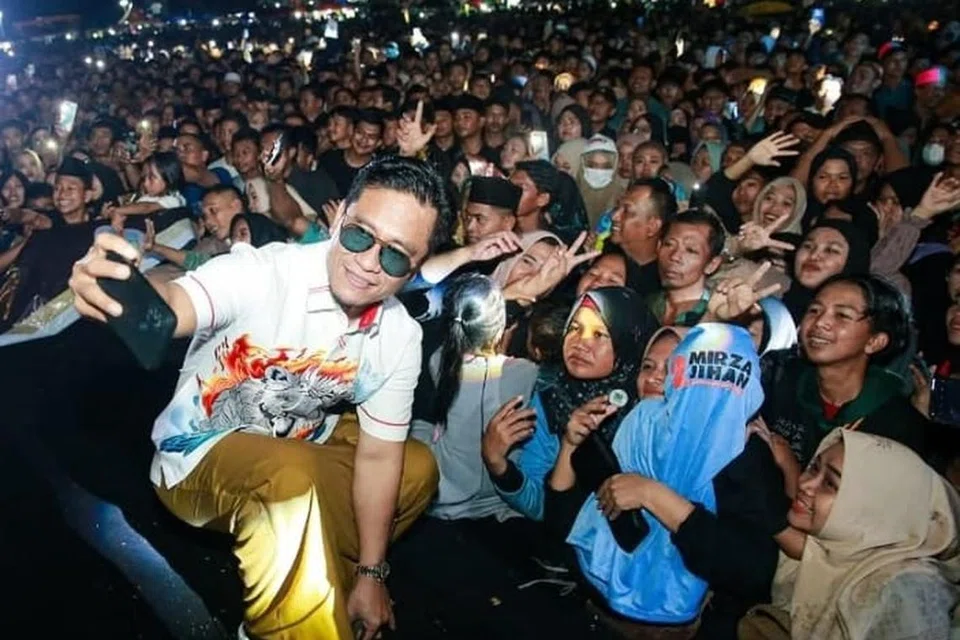 Penceramah terkenal Indonesia, Gus Miftah, meletak jawatan sebagai Utusan Khas Presiden Prabowo selepas video yang menunjukkan beliau mempersenda seorang penjual teh ais semasa ceramah di Magelang, Jawa Tengah mendapat kritikan meluas.