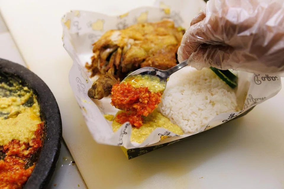 Ayam gepuk mempunyai ciri unik iaitu sambalnya yang mempunyai sambal gajus. Gajus bersama sambal menghasilkan tekstur berkrim dengan rasa pedas.