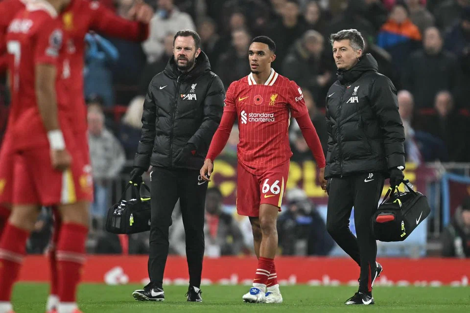 Penampilan Trent Alexander-Arnold (tengah) juga masih diragukan selepas beliau mengalami kecederaan kejang otot ketika Liverpool bertemu Aston Villa.