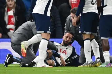 Pemain tengah Tottenham, Rodrigo Bentancur, mengalami kecederaan di bahagian kepalanya akibat terjatuh, semasa cuba membuat tandukan, di sudut padang.