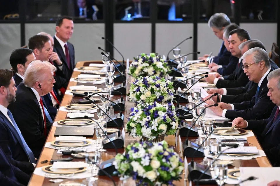 Presiden Amerika Syarikat, Donald Trump (tiga dari kiri), mendengar ucapan Presiden Kazakhstan, Kassym-Jomart Tokayev (tiga dari kanan), semasa majlis makan malam bersama para pemimpin Asia Tengah di East Room, Rumah Putih, Washington, DC, pada 6 November 2025.