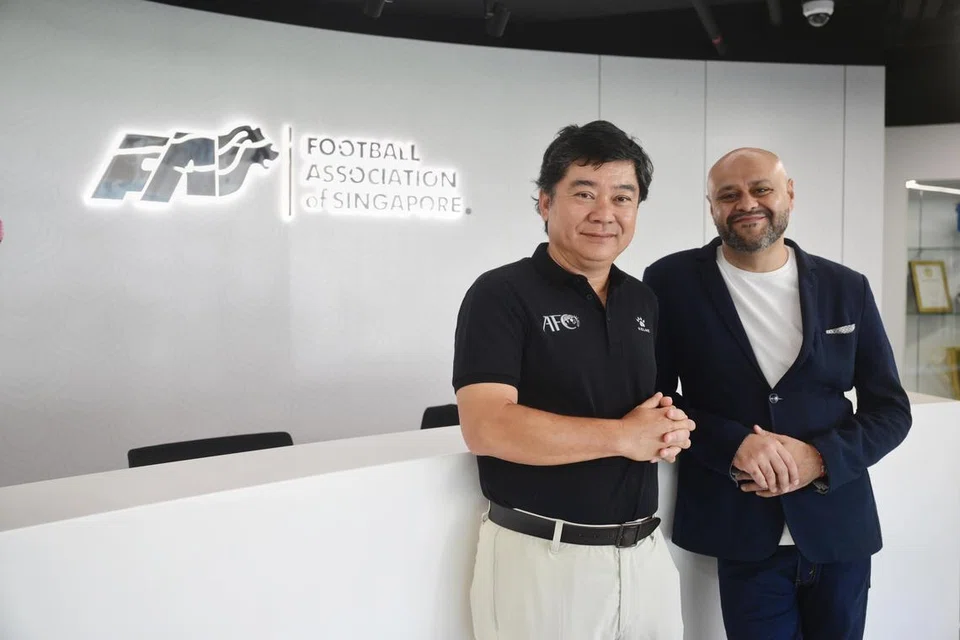 Presiden Persatuan Bola Sepak Singapura (FAS), Encik Bernard Tan (kiri), dan pengerusi eksekutif Seventy7 Sports, Encik Ketan Makwana. FAS baru-baru ini menandatangani memorandum persefahaman dengan syarikat Seventy7 Sports bagi membangunkan dan mengkomersialkan Piala Lion City.