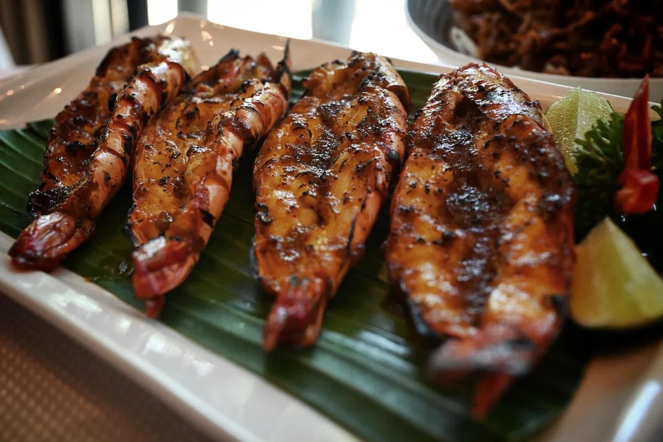 UDANG BAKAR JIMBARAN: Daripada seksyen menu bakar Mutiara, udang ini harus dicuba. Dapat dirasakan perisa salai yang lazat hasil proses membakar.