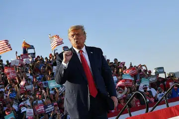 PENUH SEMANGAT: Presiden Donald Trump mengadakan rapat pilihan raya di Lapangan Terbang Antarabangsa Tucson di Tucson, Arizona, sementara pencabarnya, Encik Joe Biden, melawat Wilmington, Delaware, bagi bertemu pengundi, kelmarin. - Foto-foto AFP