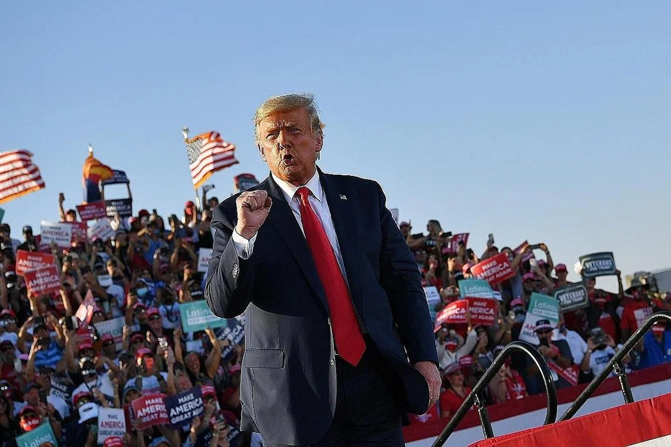 PENUH SEMANGAT: Presiden Donald Trump mengadakan rapat pilihan raya di Lapangan Terbang Antarabangsa Tucson di Tucson, Arizona, sementara pencabarnya, Encik Joe Biden, melawat Wilmington, Delaware, bagi bertemu pengundi, kelmarin. - Foto-foto AFP