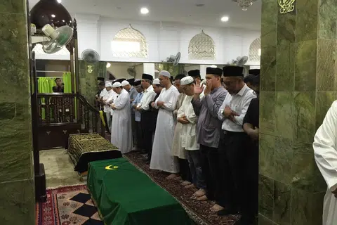 Syed Ahmed memimpin jemaah sewaktu solat jenazah bagi Ameer Ryyan dan Muhammad Daanish pada 8 Jun 2015.