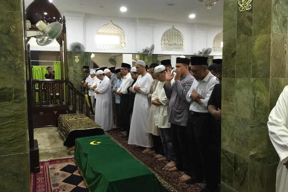 Syed Ahmed memimpin jemaah sewaktu solat jenazah bagi Ameer Ryyan dan Muhammad Daanish pada 8 Jun 2015.