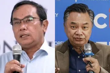 Kedua-dua mantan Timbalan Menteri Luar Indonesia, Dr Dino Patti Djalal (kanan), dan penganalisis politik, Dr Saiful Mujani (kiri), menafikan kunjungan ke kediaman rasmi Duta Besar Singapura ke Jakarta, Encik Kwok Fook Seng.
