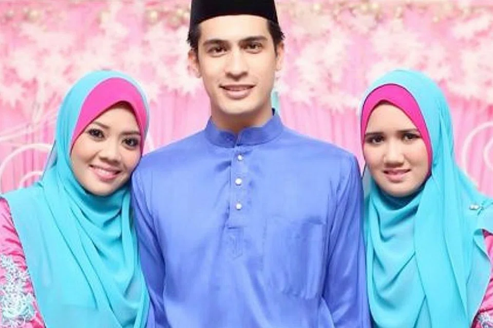 RUMAH TANGGA BAHAGIA: Pelakon Ashraf Muslim bersama dua isterinya, Wan Sakinah Ahmad Saburi (kiri) dan Noor Dayana Lokman (kanan). - Foto MSTAR ONLINE