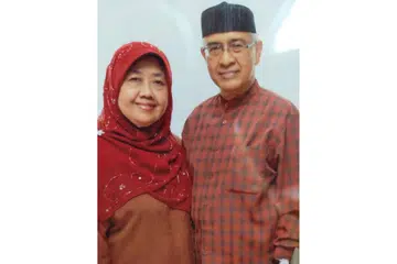 MENABUNG AWAL: Cik Rahmah Md Nor, 66 tahun, dan suaminya, Encik Salim Arif Don, 71 tahun, mula menabung awal dalam menangani kos kenaikan untuk menunaikan haji. - Foto ihsan RAHMAH MD NOR