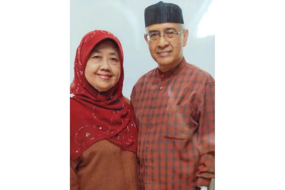 MENABUNG AWAL: Cik Rahmah Md Nor, 66 tahun, dan suaminya, Encik Salim Arif Don, 71 tahun, mula menabung awal dalam menangani kos kenaikan untuk menunaikan haji. - Foto ihsan RAHMAH MD NOR