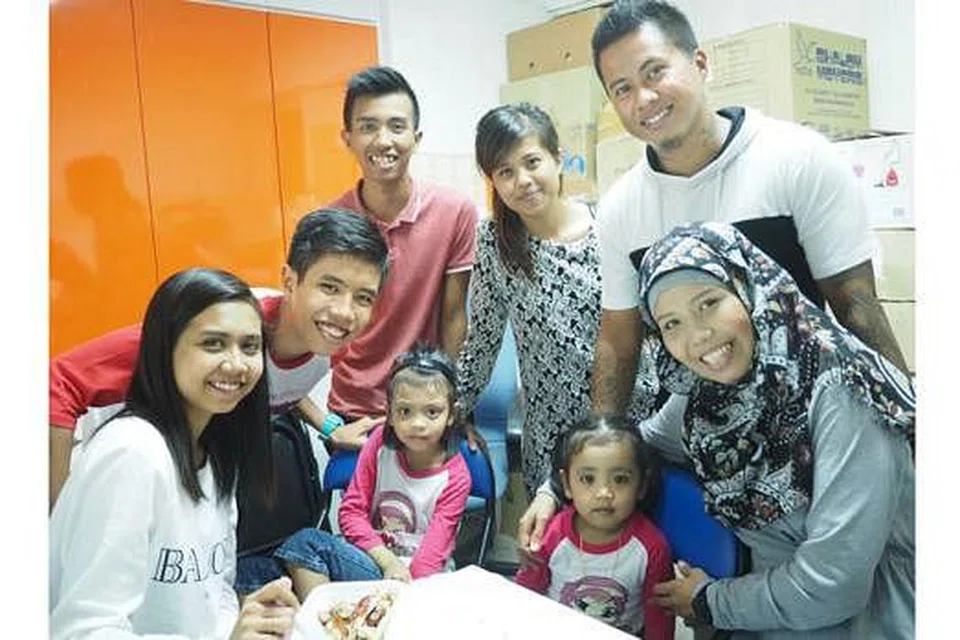 BARANG YANG LEPAS JANGAN DIKENANG: Cik Darling (kanan) bersama keluarganya (dari kiri), anak-anak beliau, Cik Siti Afiqah Azeman, Mohd Irzieran Nazreen Irwan Iriawan, Encik Muhammad Shazreen Sharum dan Cik Siti Nur Syafinaz Sharum; suami, Encik Mohamed Ahsyik Mohamed Shawal; dan cucu-cucu, Afiriana Dewi Susanti (kiri) dan Afiqiara Dewi Sulastri Asef Kurniawan Syah. - Foto JOHARI RAHMAT