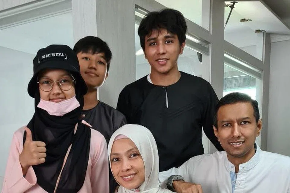 Cik Suryati Abidin (duduk, tengah) bersama arwah suaminya, Encik Mohamad Aszami (duduk, kanan), dan tiga anak mereka, (dari kiri) Insyirah, Nabil dan Irfan. Foto ini dirakam pada 2021 semasa Aidiladha.