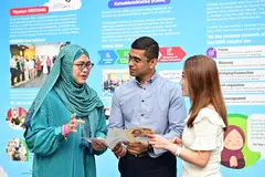 KONGSI IDEA: (Dari kiri) Guru tuisyen dari Skim Tuisyen Mendaki, Cik Nadia Abu Bakar, bersama guru tuisyen dari badan bantu diri lain, Encik Sarvanan s/o Suppiah dan Cik Diana Lee, berkongsi idea dan menukar cara mengajar semasa acara Fiesta Pembelajaran Bersama Badan-Badan Bantu Diri yang diadakan pada Sabtu di Institut Pengurusan Singapura (SIM).