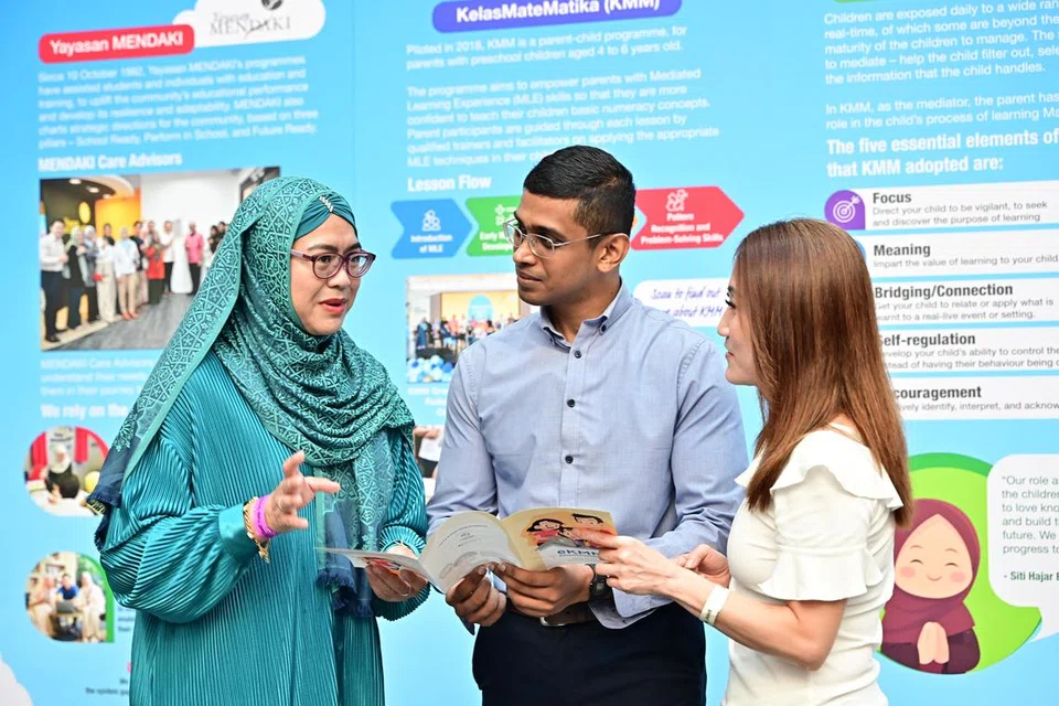 KONGSI IDEA: (Dari kiri) Guru tuisyen dari Skim Tuisyen Mendaki, Cik Nadia Abu Bakar, bersama guru tuisyen dari badan bantu diri lain, Encik Sarvanan s/o Suppiah dan Cik Diana Lee, berkongsi idea dan menukar cara mengajar semasa acara Fiesta Pembelajaran Bersama Badan-Badan Bantu Diri yang diadakan pada Sabtu di Institut Pengurusan Singapura (SIM).