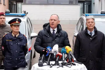 Menteri Dalam Negeri Austria, Encik Gerhard Karner (tengah), berkata lelaki Syria yang ditahan polis itu telah menjadi radikal menerusi Internet.