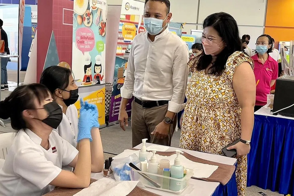 USAHA DEMI PERKUKUH KOMPAK SOSIAL: Salah satu inisiatif di bawah CDC South East termasuk Pesta Pembelajaran dan Kemahiran@South East yang menawarkan pengunjung peluang meraih pelbagai kemahiran berguna dan diperlukan, seperti penyenggaraan perkakas elektrik dan alat penghawa dingin bagi memastikan pekerja bersedia melengkapkan diri dengan kemahiran yang diperlukan untuk masa depan. - Foto BM oleh HAKIM YUSOF