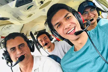 TERUJA DI LANGIT BIRU: Meskipun memiliki kelulusan ijazah Kelas Pertama dalam Perakaunan dan Kewangan daripada SIM-Universiti London (UOL), Encik Muhammad A'riff Khan Aziz Rahman (dua dari kanan) lebih selesa mengejar impian bergelar juruterbang. Foto ini dirakam ketika beliau menjalani kursus kilat di Lapangan Terbang Senai bersama Ketua Instruktor Penerbangan Sekolah Penerbangan Elite, (dari kiri) Encik Karamjeet Singh, ditemani sepupunya, Encik Nabeel Salim Abdat dan rakannya, Encik Muhammad Nur Shakir Noorghani. - Foto ihsan MUHAMMAD A'RIFF KHAN AZIZ RAHMAN.