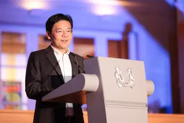 PERHALUSI STRATEGI: Singapura menyasarkan untuk meningkatkan tiga kali ganda bilangan pengamal kecerdasan buatan (AI) di sini kepada 15,000 orang menerusi latihan untuk warga tempatan dan pengambilan pekerja dari luar negara, kata Timbalan Perdana Menteri, Encik Lawrence Wong.