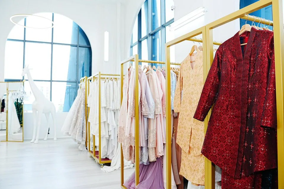 Di studio pameran, With Love Yumi (WLY), terdapat ratusan koleksi pakaian pengantin, daripada tradisional Melayu ke etnik berbilang bangsa dan gaun modern.