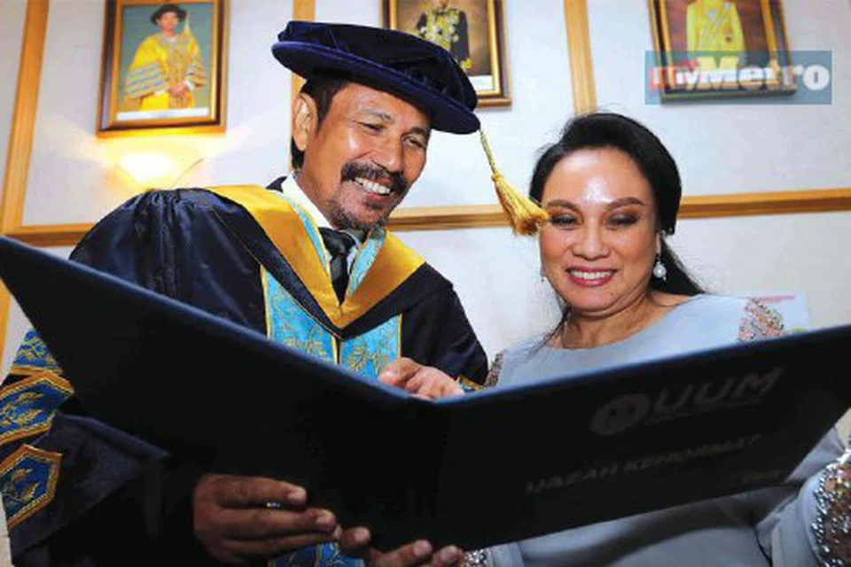 DATUK M. NASIR:  Diiktiraf dengan ijazah kehormat Doktor Falsafah (Pengurusan Industri Kreatif), pemberian Universiti Utara Malaysia (UUM) pada 2014. Bersamanya ialah isterinya, Datin Marlia Musa.