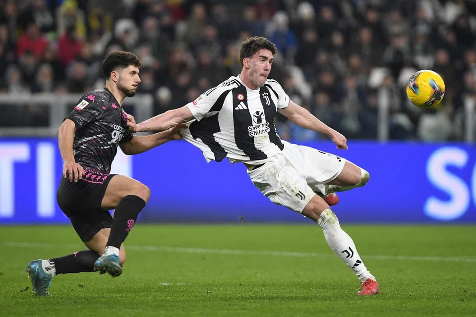 Dusan Vlahovic (kanan) telah menjaringkan 17 gol dalam 33 penampilan buat Juventus.