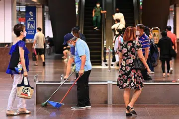 SOKONGAN LANJUTAN: Pemerintah akan menaikkan kadar pembiayaan bersama kenaikan gaji pekerja bergaji rendah di bawah Skim Kredit Gaji Progresif (PWCS). - Foto fail