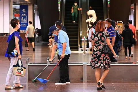 SOKONGAN LANJUTAN: Pemerintah akan menaikkan kadar pembiayaan bersama kenaikan gaji pekerja bergaji rendah di bawah Skim Kredit Gaji Progresif (PWCS). - Foto fail