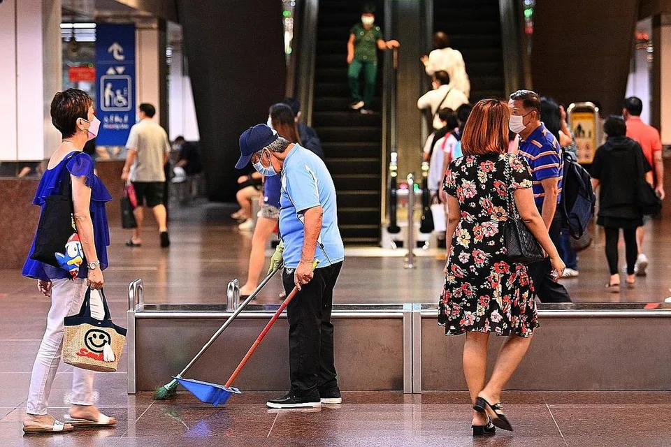 SOKONGAN LANJUTAN: Pemerintah akan menaikkan kadar pembiayaan bersama kenaikan gaji pekerja bergaji rendah di bawah Skim Kredit Gaji Progresif (PWCS). - Foto fail