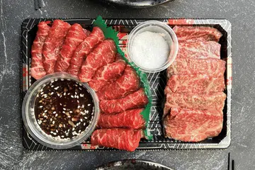 SET ‘DIY’: Bagi mereka yang inginkan ‘yakiniku’ dengan keselesaan di rumah ataupun pengalaman mudah alih, kedai penyedia daging, The Meatery, menjual set ‘yakiniku’ dan gril secara berasingan untuk kemudahan pelanggan.