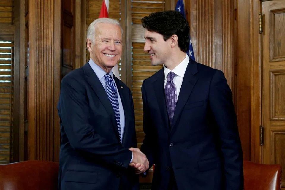 PERKUKUH HUBUNGAN: Encik Joe Biden (kiri) menemui Perdana Menteri Canada Justin Trudeau di Ottawa, Canada pada 2016. Encik Biden merupakan Naib Presiden Amerika waktu itu. - Foto REUTERS