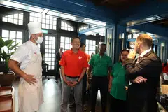 Setiausaha Agung Kongres Kesatuan Sekerja Kebangsaan (NTUC), Encik Ng Chee Meng (dua dari kiri), melawat restoran Butcher’s Block di Raffles Hotel Singapore pada 6 November. Hotel tersebut telah memohon Geran Jawatankuasa Latihan Syarikat (CTC) untuk menggantikan sistem pembelian dan pengurusan inventori yang menggunakan kertas, dengan sistem berasaskan awan.