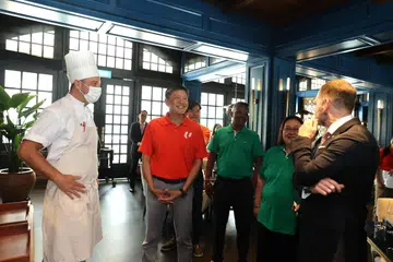Setiausaha Agung Kongres Kesatuan Sekerja Kebangsaan (NTUC), Encik Ng Chee Meng (dua dari kiri), melawat restoran Butcher’s Block di Raffles Hotel Singapore pada 6 November. Hotel tersebut telah memohon Geran Jawatankuasa Latihan Syarikat (CTC) untuk menggantikan sistem pembelian dan pengurusan inventori yang menggunakan kertas, dengan sistem berasaskan awan.
