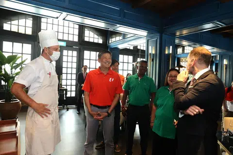 Setiausaha Agung Kongres Kesatuan Sekerja Kebangsaan (NTUC), Encik Ng Chee Meng (dua dari kiri), melawat restoran Butcher’s Block di Raffles Hotel Singapore pada 6 November. Hotel tersebut telah memohon Geran Jawatankuasa Latihan Syarikat (CTC) untuk menggantikan sistem pembelian dan pengurusan inventori yang menggunakan kertas, dengan sistem berasaskan awan.