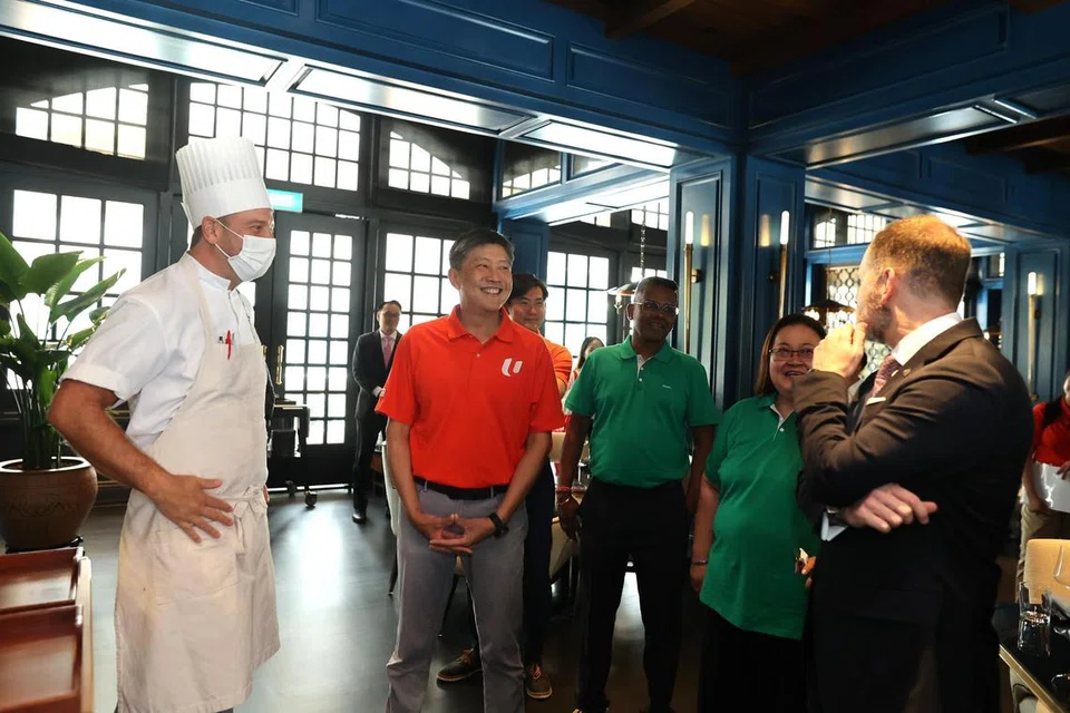 Setiausaha Agung Kongres Kesatuan Sekerja Kebangsaan (NTUC), Encik Ng Chee Meng (dua dari kiri), melawat restoran Butcher’s Block di Raffles Hotel Singapore pada 6 November. Hotel tersebut telah memohon Geran Jawatankuasa Latihan Syarikat (CTC) untuk menggantikan sistem pembelian dan pengurusan inventori yang menggunakan kertas, dengan sistem berasaskan awan.