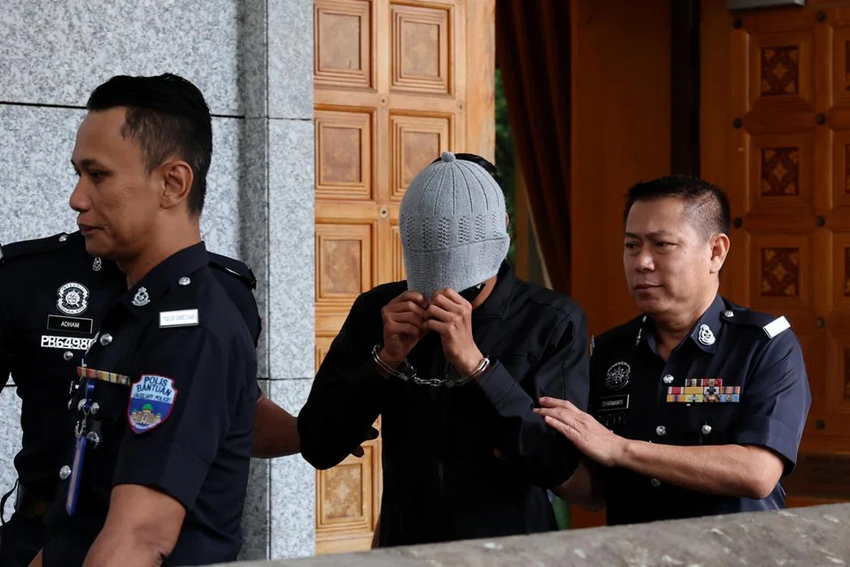 Seorang ahli perniagaan yang juga anggota Global Ikhwan Services and Business Holding (GISBH), Mohamad Riza Makar, 39 tahun (tengah), mengaku tidak bersalah di Mahkamah Majistret di sini atas tuduhan lakukan ugutan jenayah terhadap seorang wanita pada 9 September lalu.