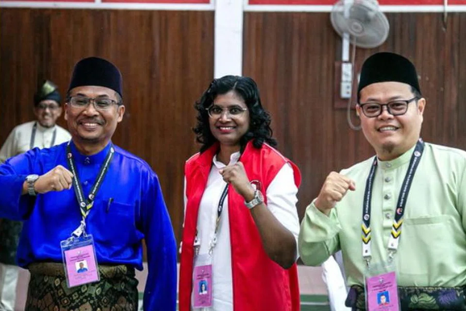 Pilihan Raya Kecil (PRK) Dewan Undangan Negeri (DUN) Ayer Kuning di Perak, pada 26 April ini menyaksikan pertandingan tiga penjuru antara calon Barisan Nasional (BN) mewakili Kerajaan Perpaduan, Dr Mohamad Yusri Bakir, 54 tahun (kiri); calon pembangkang daripada Perikatan Nasional (PN), Encik Abd Muhaimin Malek, 44 tahun (kanan) dan Timbalan Setiausaha Agung Parti Sosialis Malaysia (PSM), Cik Bawani KS, 40 tahun (tengah).