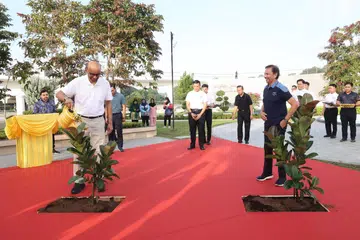 TANAM POKOK: Presiden Tharman Shanmugaratnam (kiri) dan Sultan Brunei, Sultan Hassanal Bolkiah (kanan), menanam sejenis pokok getah, ‘Ficus Burgundy’ di Taman Mahkota, Bandar Seri Begawan, Brunei, pada 26 Januari dalam satu kegiatan mengenali antara satu sama lain secara peribadi.