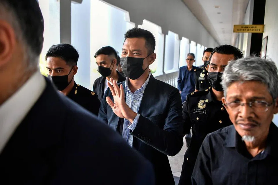 Anak Ketua Pembangkang Malaysia, Muhammad Faisal Hamzah (tengah), diiringi pegawai Suruhanjaya Pencegahan Rasuah Malaysia (SPRM) ke Mahkamah Sesyen Kuala Lumpur pada 5 Jun bagi menghadapi tuduhan rasuah.